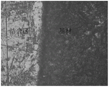 Mechanical shock method and device for effectively reducing laser cladding cracks