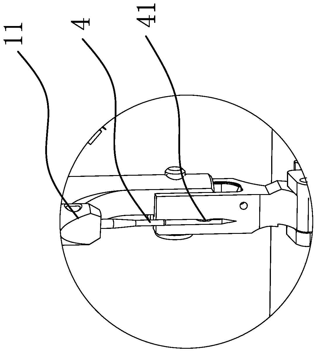 Guiding and threading structure in automatic threading device of industrial sewing machine