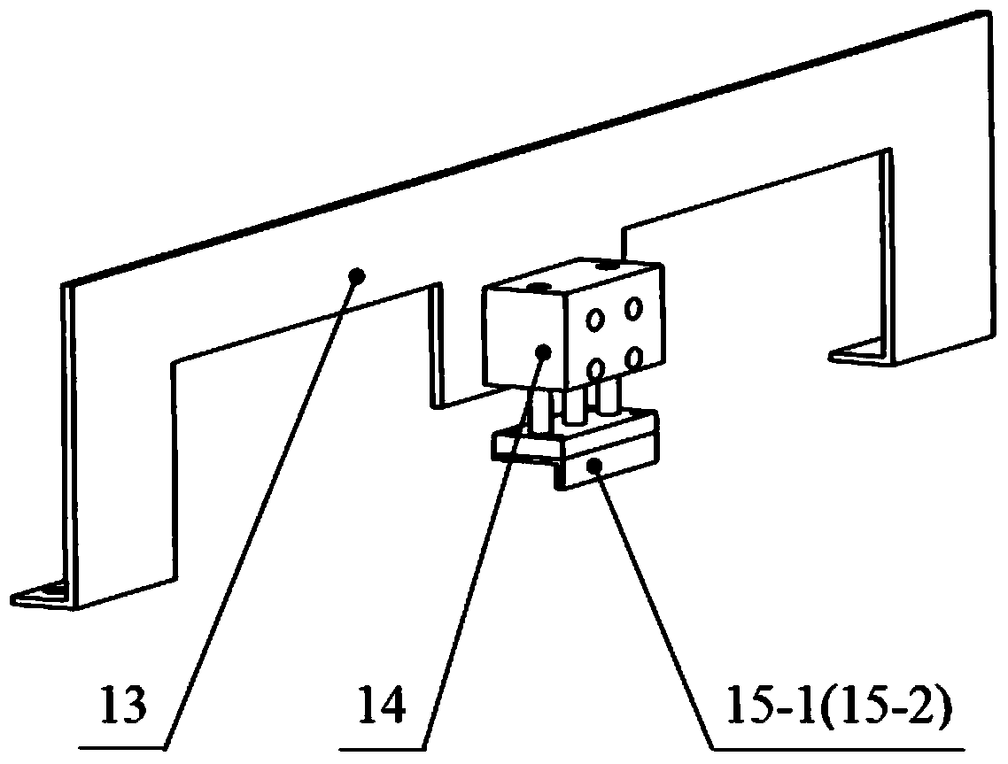 Automatic feeding and blade coating integrated device of chocolate chips