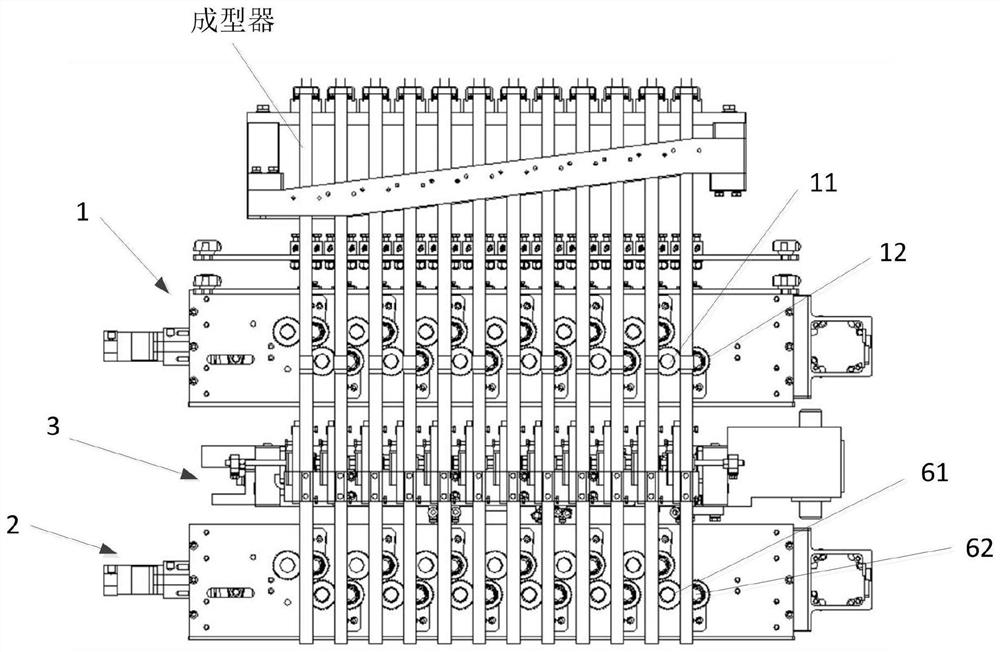 Longitudinal seal traction and heat sealing device