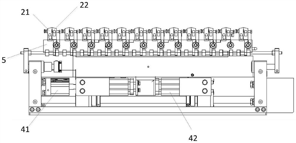 Longitudinal seal traction and heat sealing device