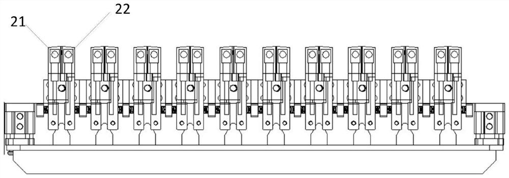 Longitudinal seal traction and heat sealing device