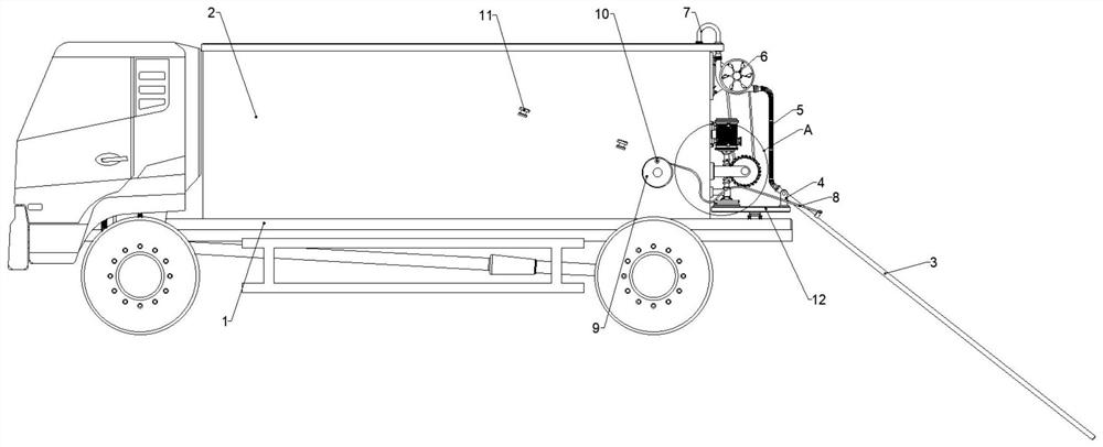 All-dimensional dead-corner-free sewage suction truck