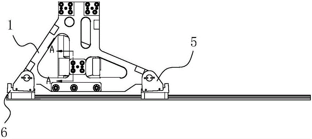 Sliding foot assembly and movable mold plate supporting structure using same