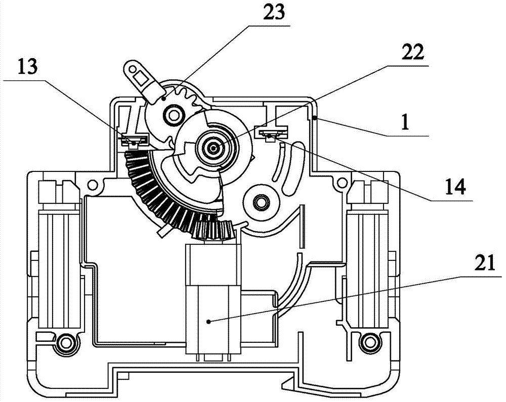 A reclosing transmission mechanism of a circuit breaker reclosing device