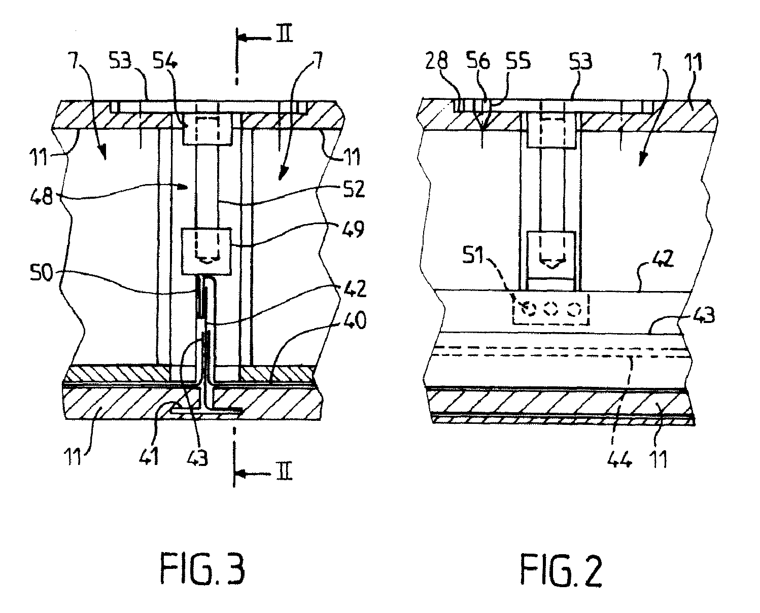 Sealed, thermally insulated tank with compression-resistant non-conducting elements