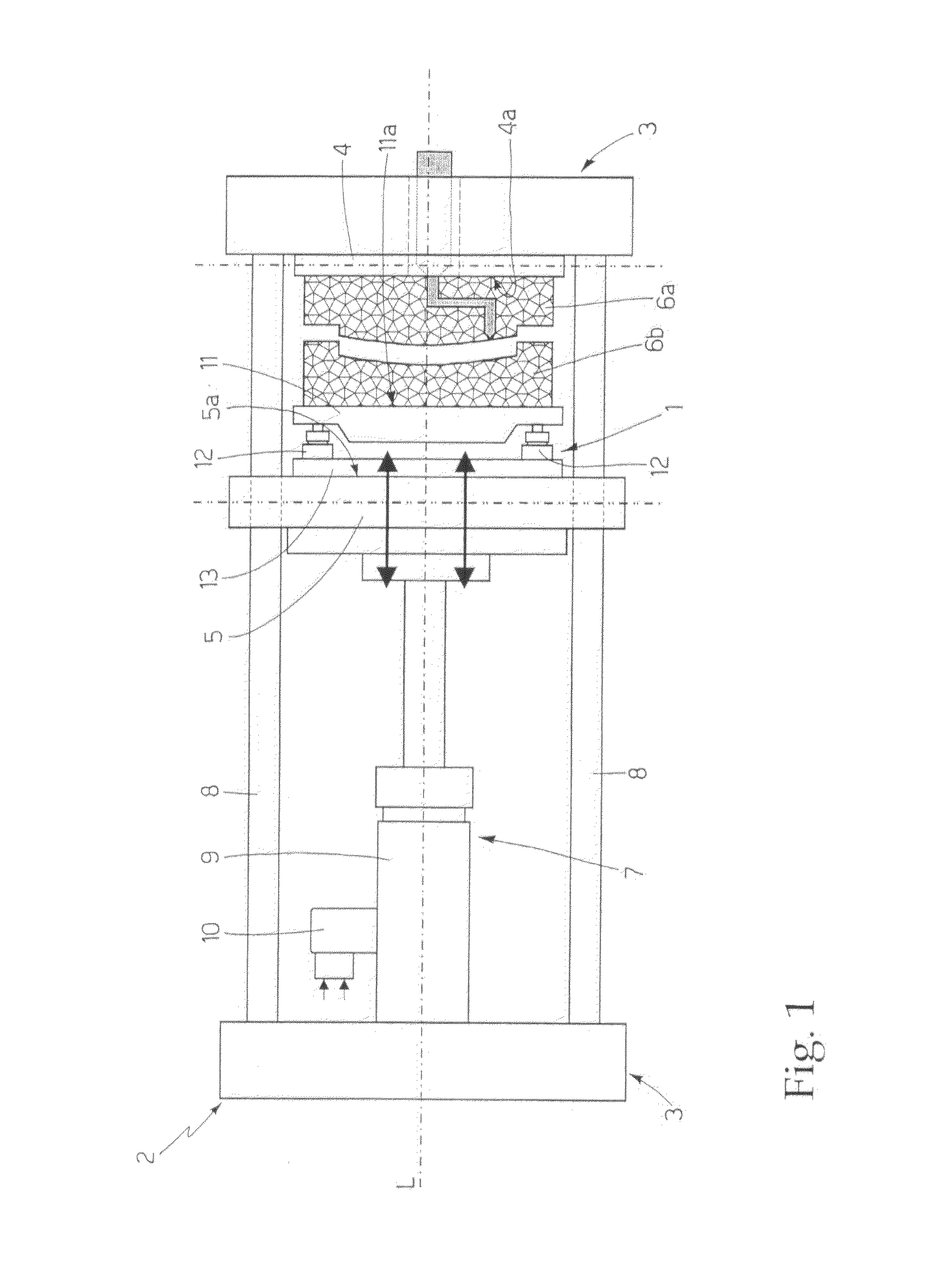 Auxiliary supporting structure for presses, and plastics molding press equipped with such a structure