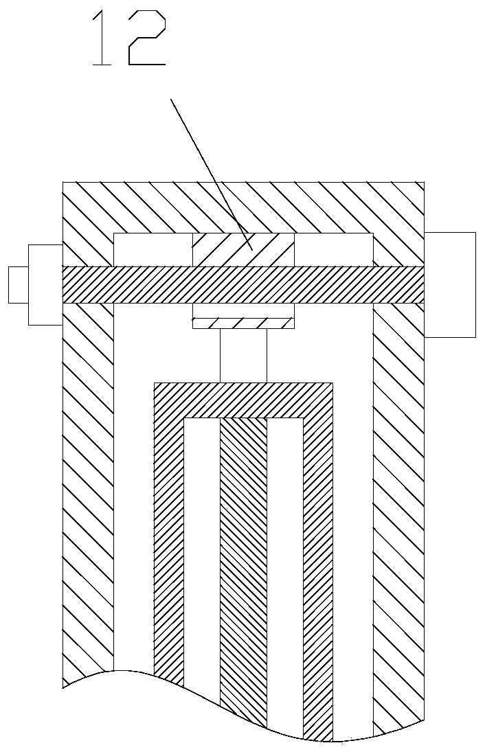 Underwater blasting priming device and use method