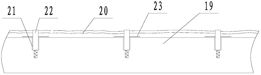 Ocean spilled oil collecting device