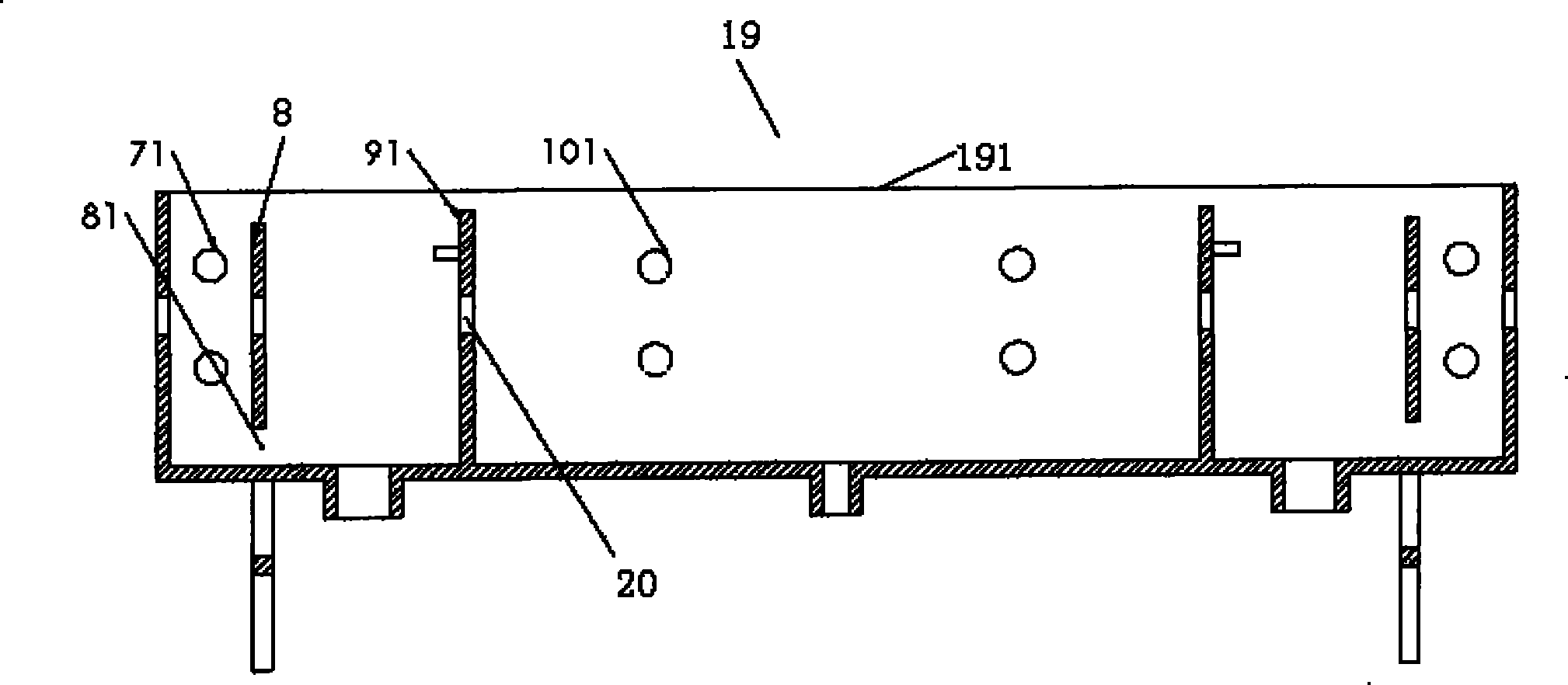 Continuous washing device washing groove for band