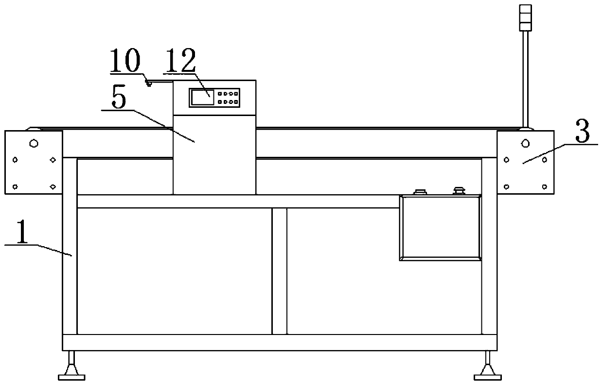 Conveying belt type metal detector capable of automatically adapting through height