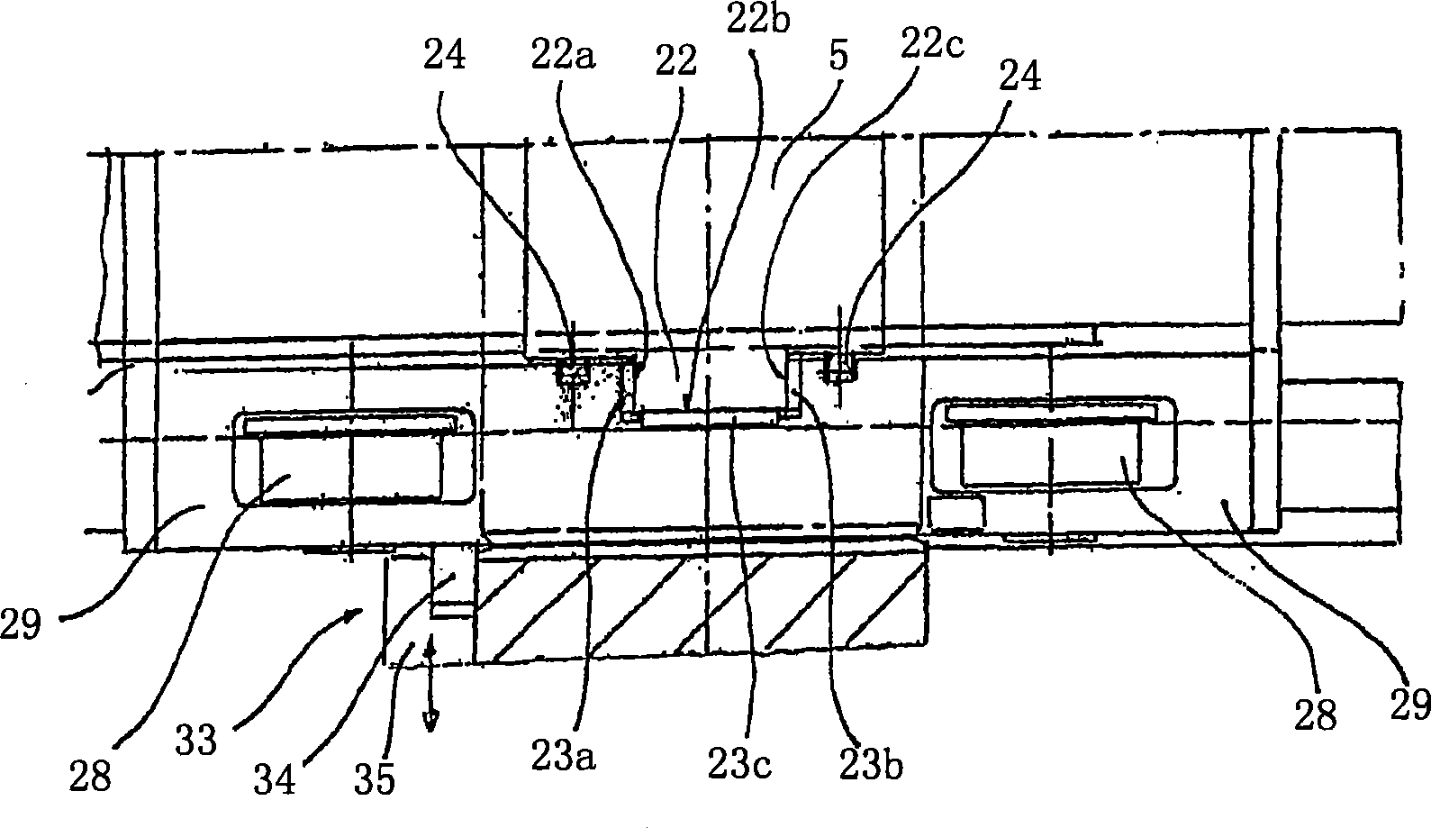 Roll changing device with wedge adjusting device