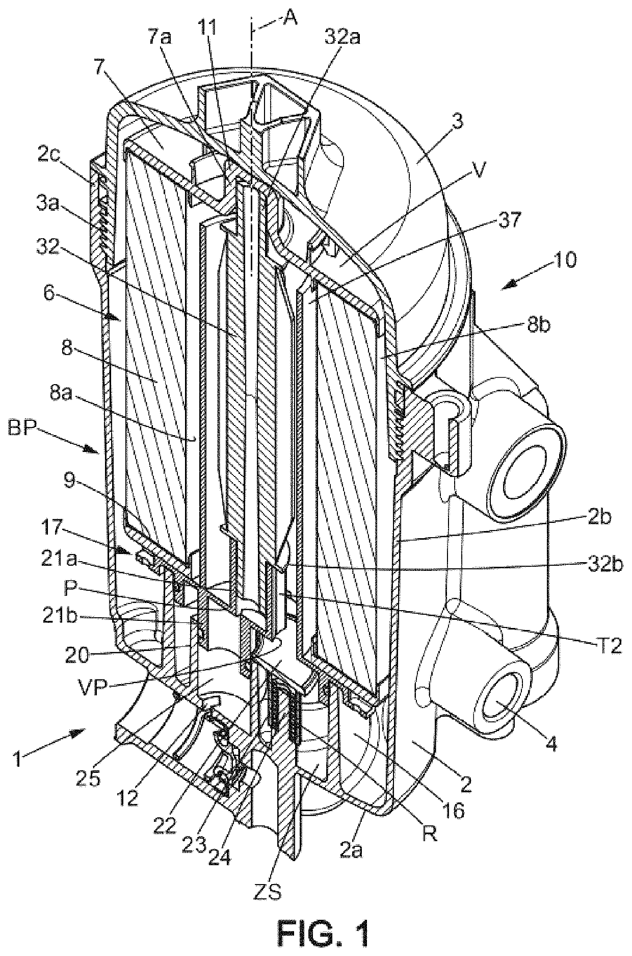 Fuel filter and mounting support of which the outlet is sealed by a valve in case of removal of a filter insert