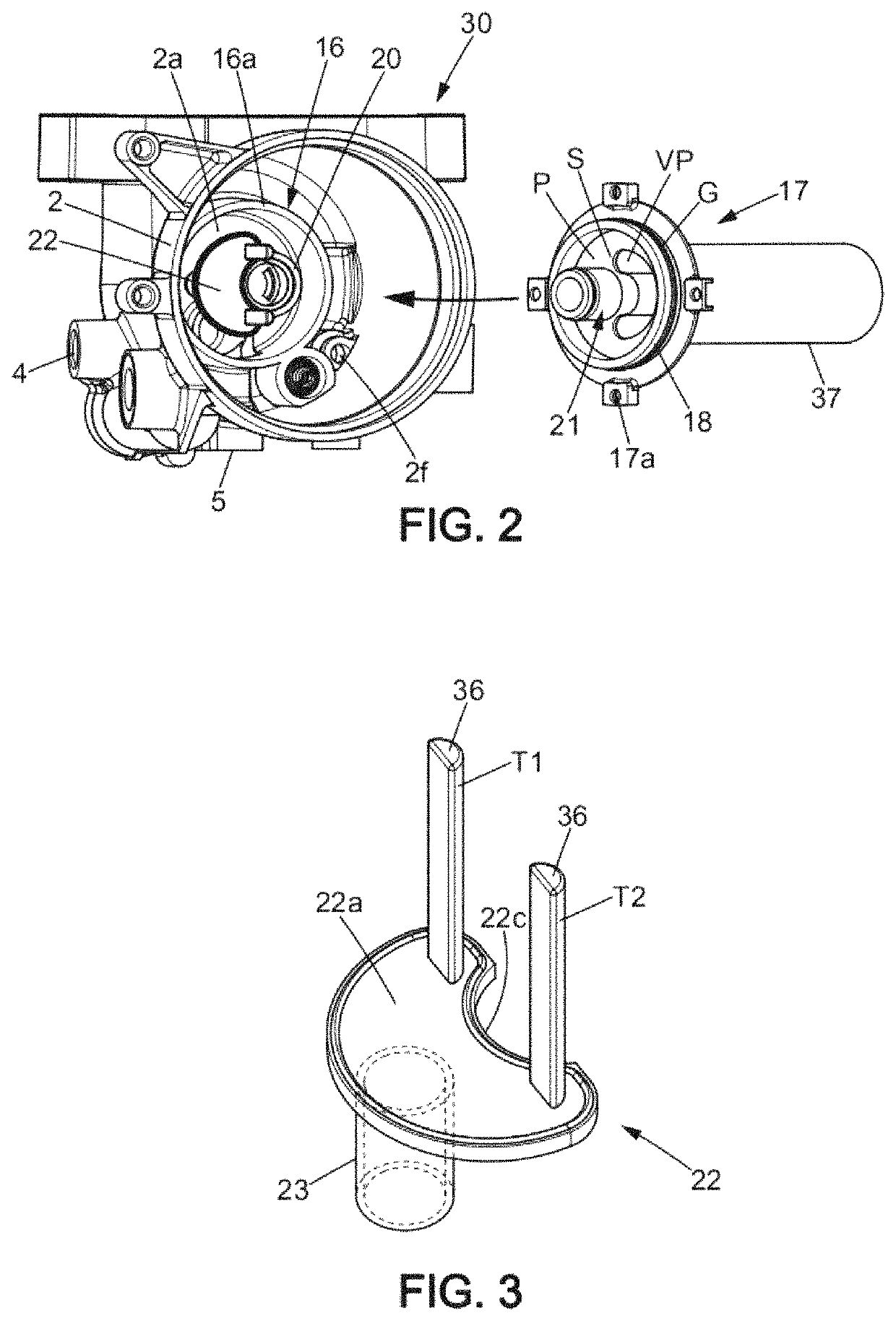 Fuel filter and mounting support of which the outlet is sealed by a valve in case of removal of a filter insert