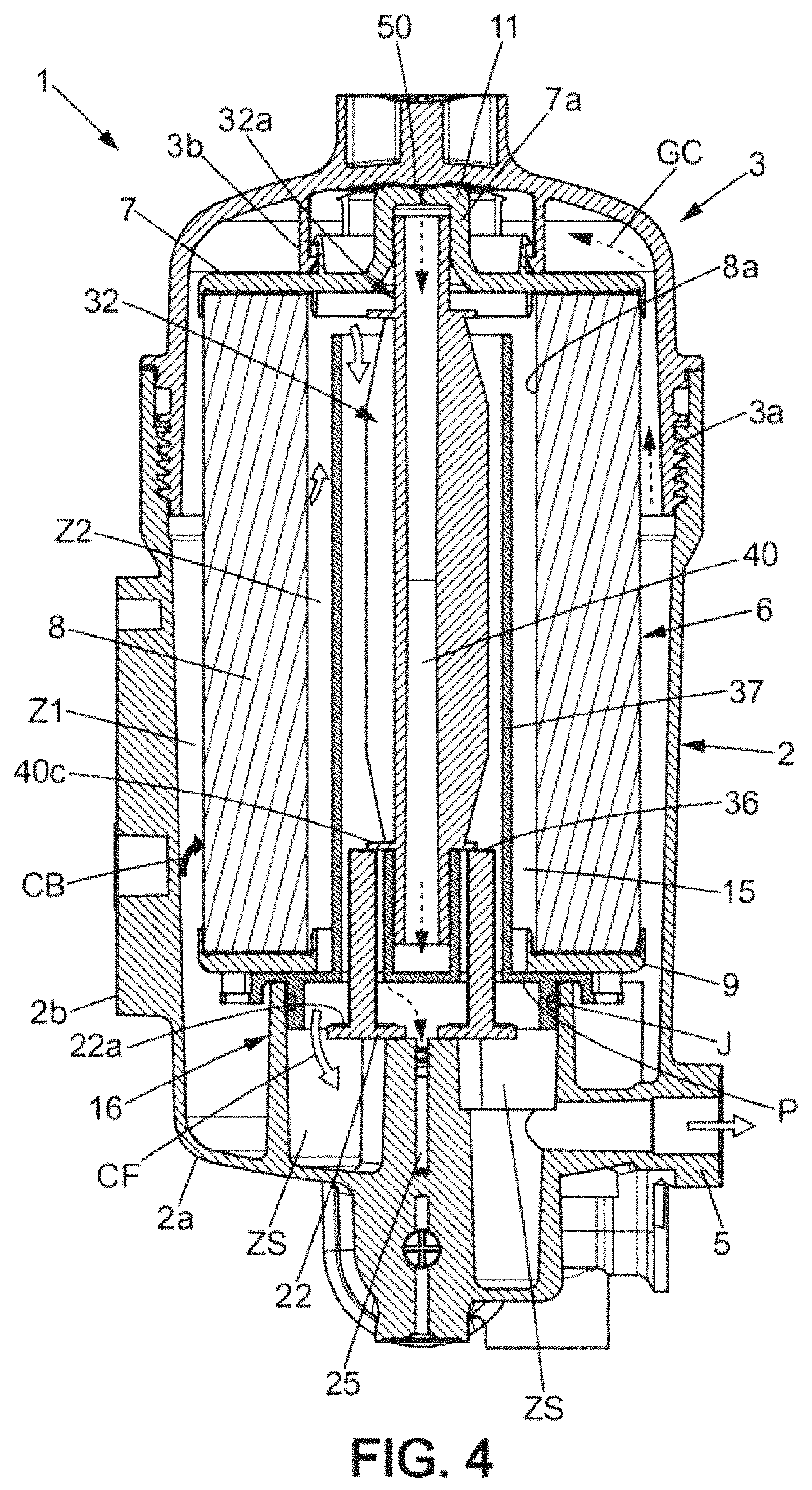 Fuel filter and mounting support of which the outlet is sealed by a valve in case of removal of a filter insert