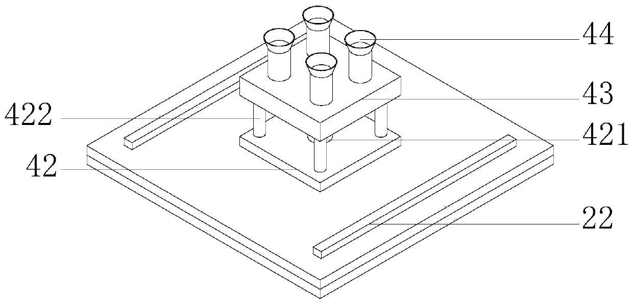 Feed moisture-proof storage box for improving beef quality