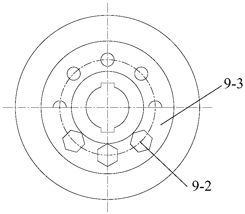 A self-balancing unilaterally driven oscillating screen with two-way damping device