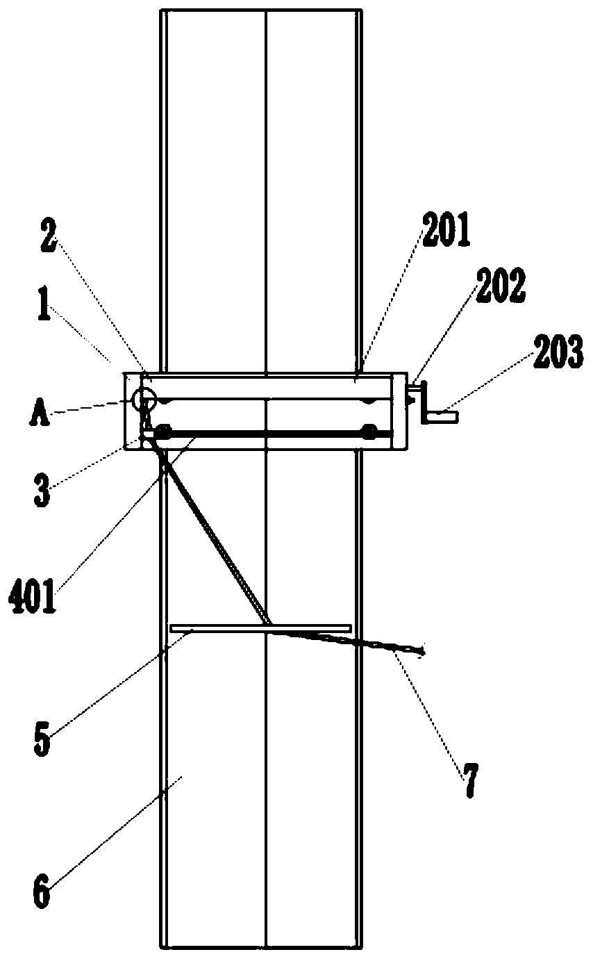 Pull rope fastening device for inner suspension holding pole during assembly of power transmission tower