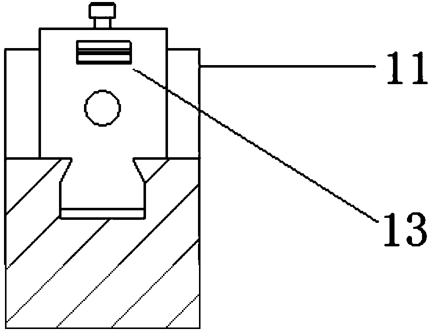 Self-adaptive knife holder and self-adaptive method for edge trimming of ultra-soft metal foil