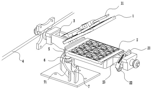 Roasting plant capable of automatically opening and closing mould