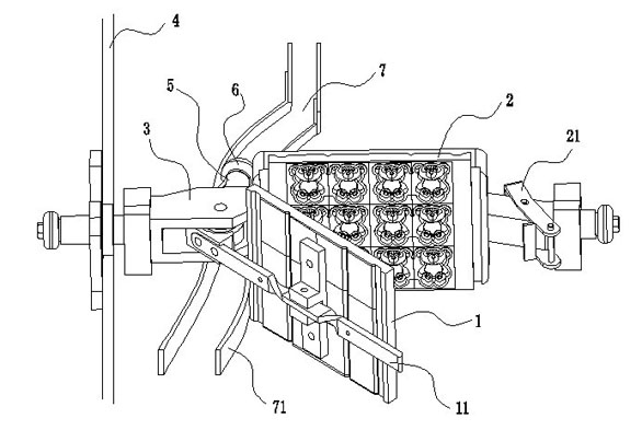 Roasting plant capable of automatically opening and closing mould