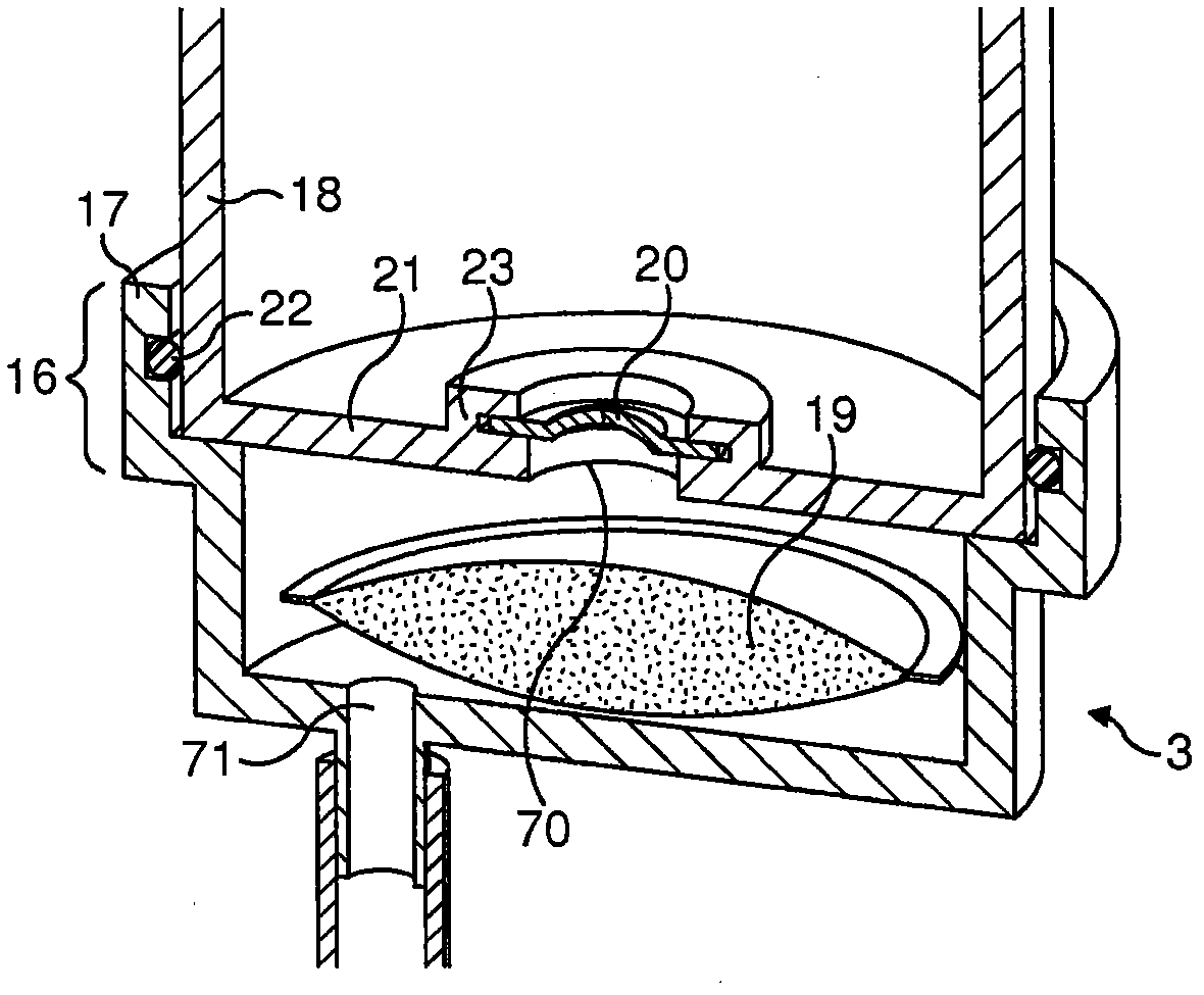 Beverage preparation device with in-line scale removal system and descaling method using such system