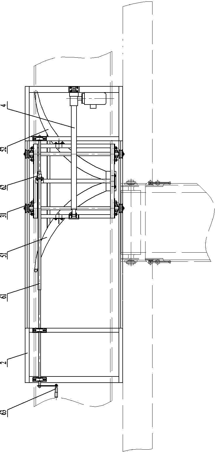 Bag locking steering device for material bags and stacker crane utilizing same