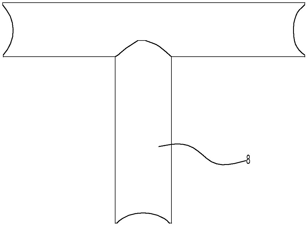 An automatic arc forming device for pipe fittings and an arc forming method thereof