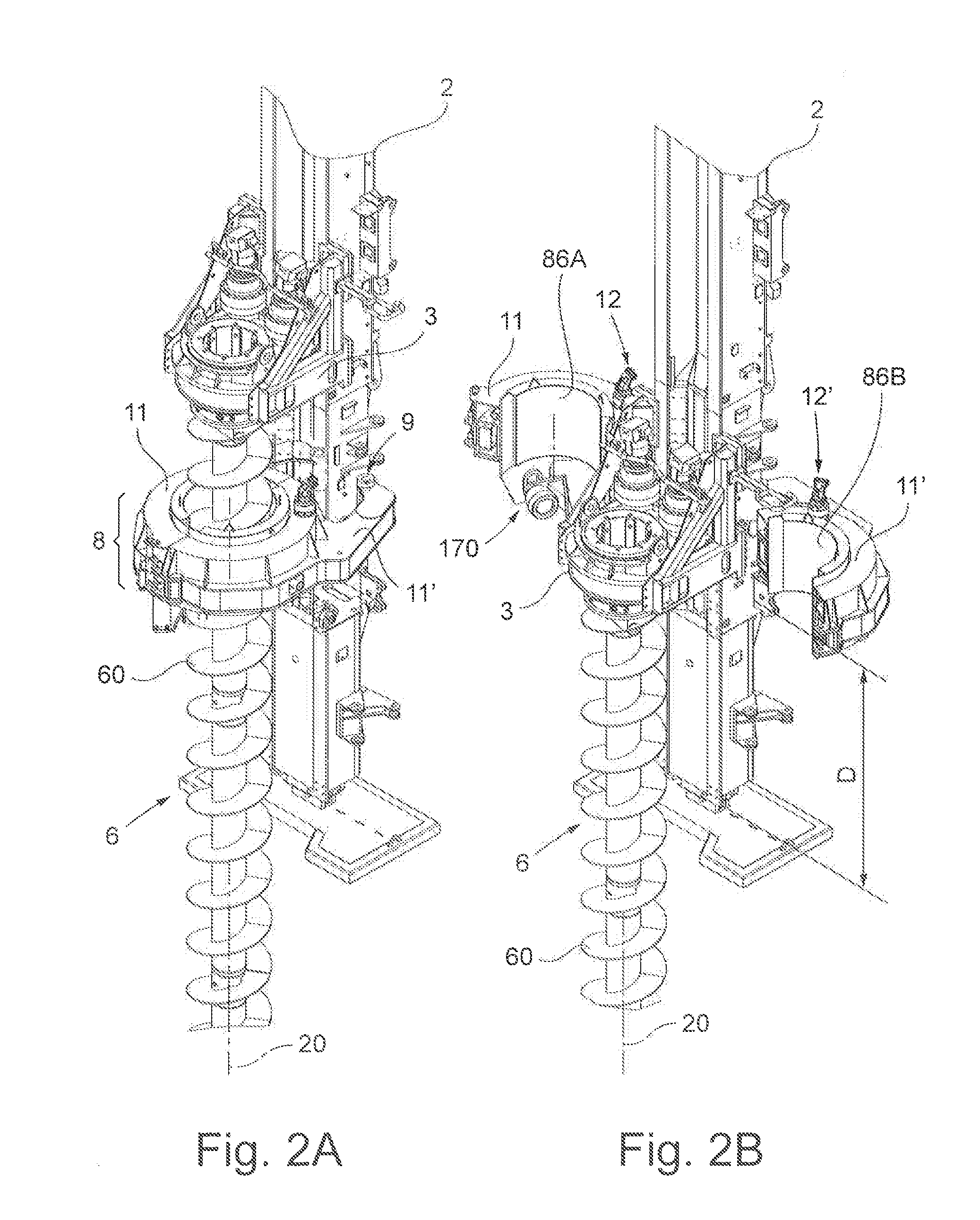 Auger cleaning device for removing debris from a helical drilling tool, drilling machine provided with said cleaning device and use of said drilling machine