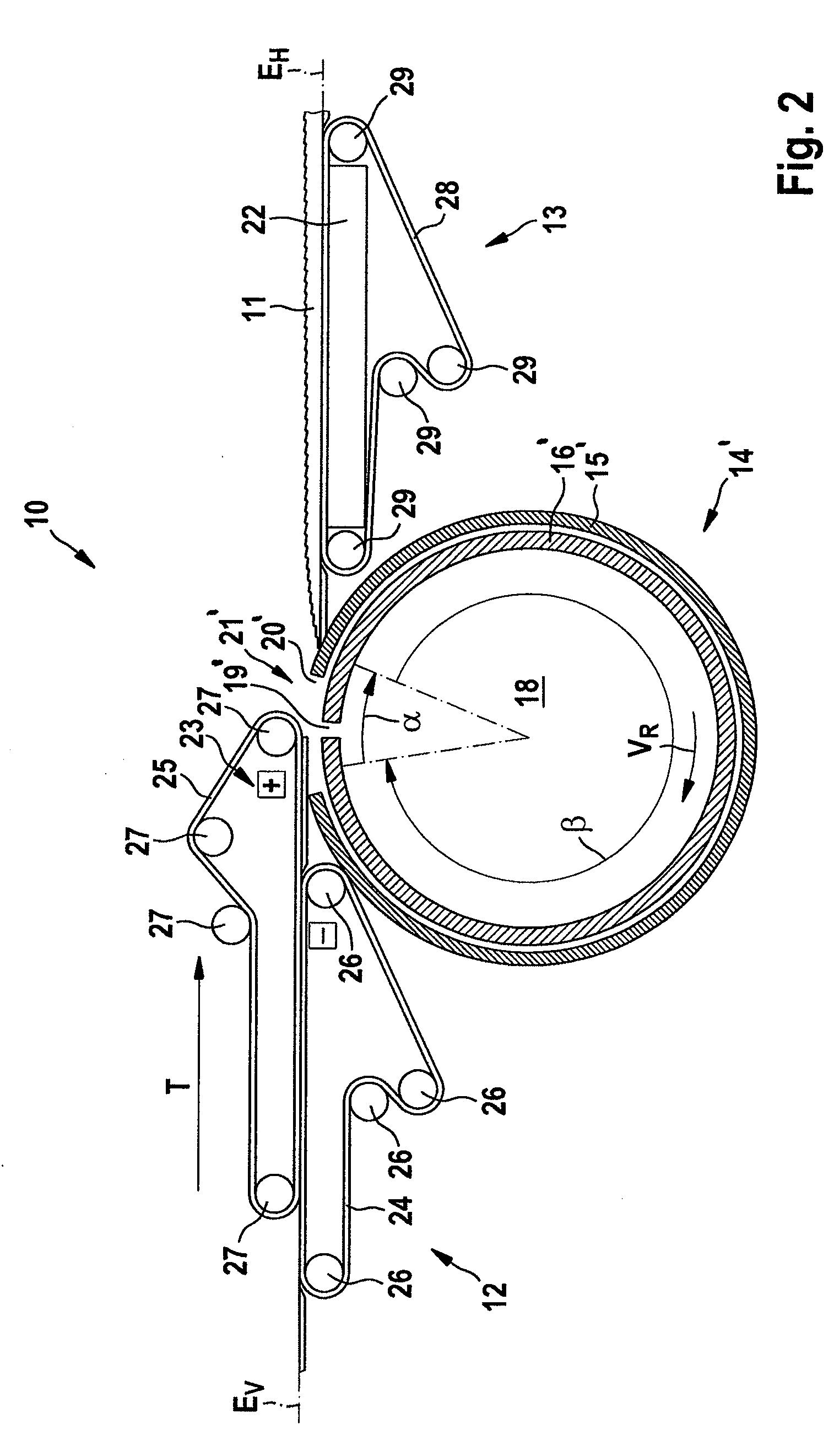 Apparatus and method for forming a stream of overlapping sheets or stacks of sheets