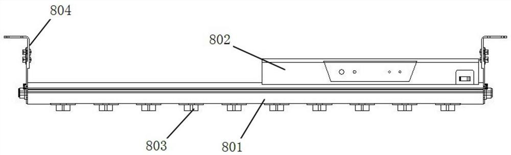 Cleaning device suitable for roll-to-roll COF substrates and cleaning method of cleaning device