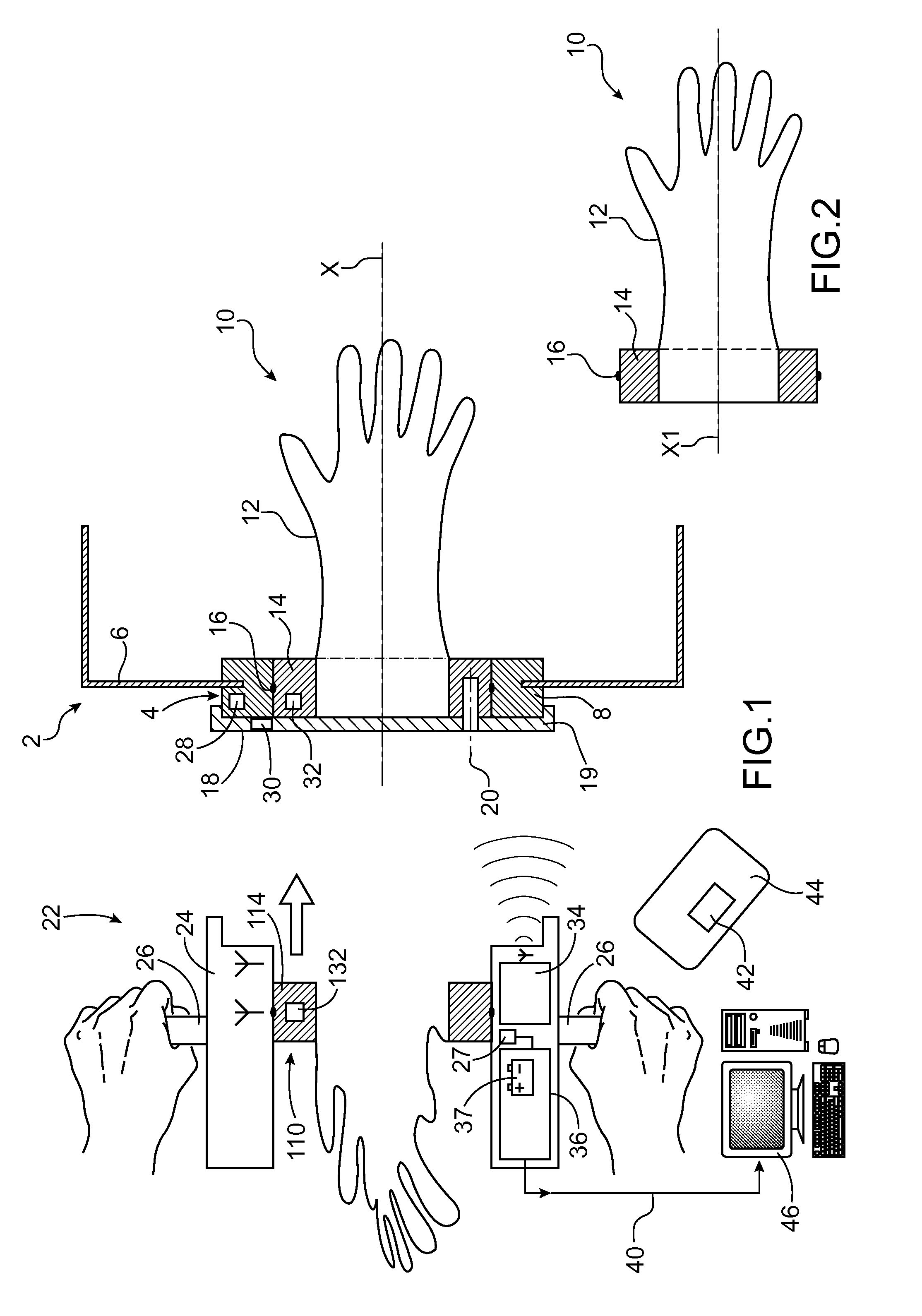 Installation comprising a glove box and a glove change device incorporating monitoring of the glove change