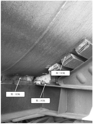 Non-metal flame-retardant lining block structure for railway tank car and preparation method thereof