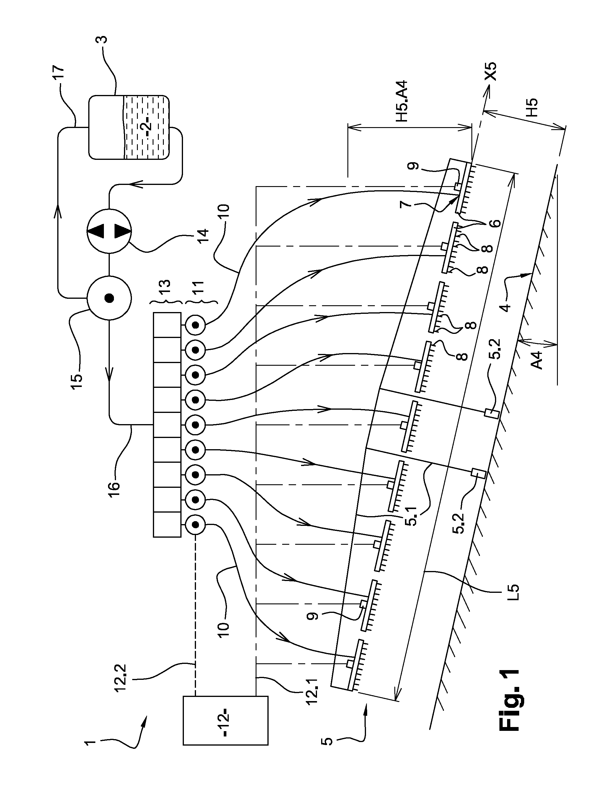 Device and method for dispensing a liquid product that is to be sprayed onto a surface