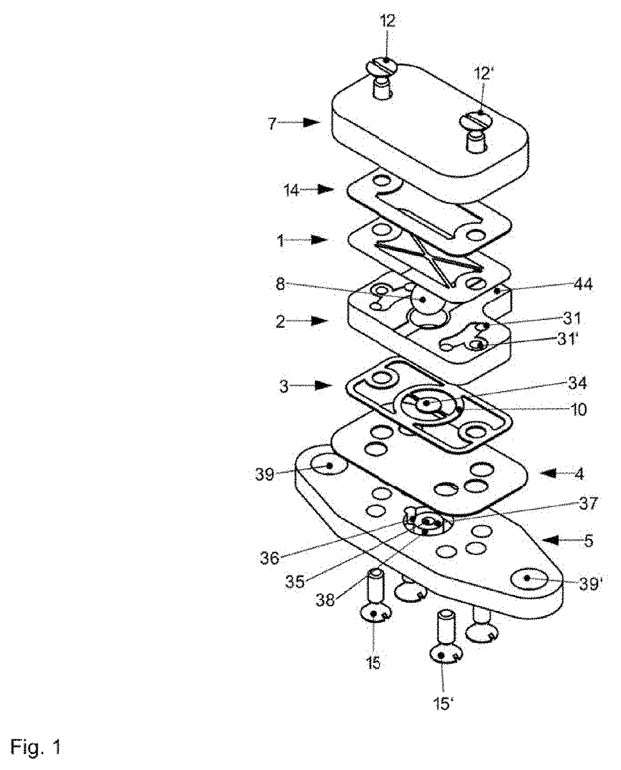 Valve having an actuator made of a shape memory alloy, with a flat geometry