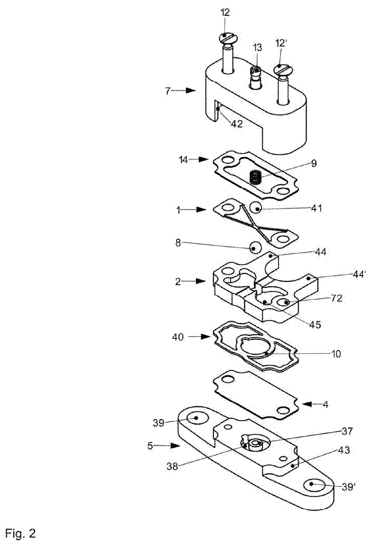 Valve having an actuator made of a shape memory alloy, with a flat geometry