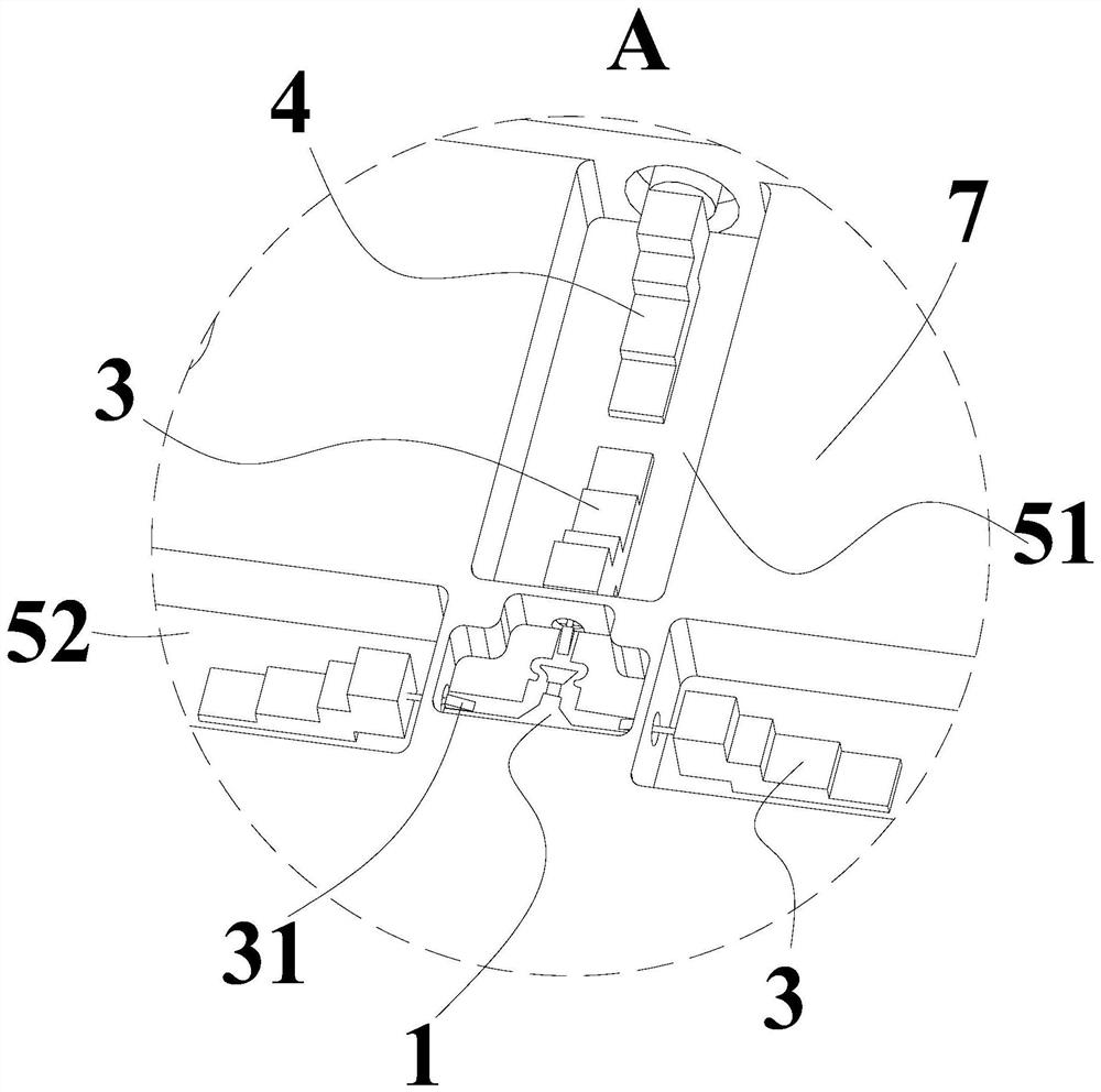 Miniaturized low-loss large-spacing millimeter wave power division network