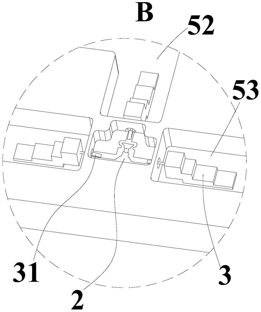 Miniaturized low-loss large-spacing millimeter wave power division network