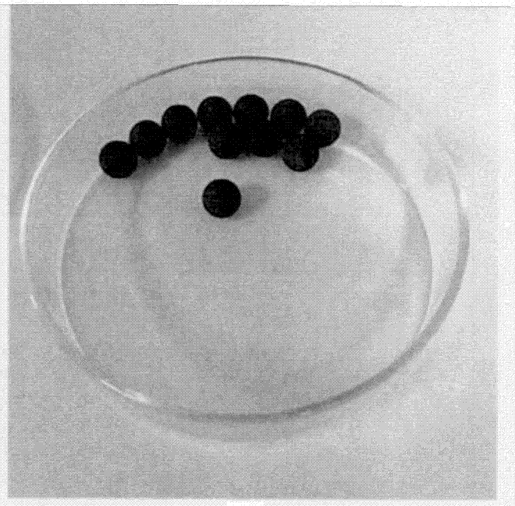 Two-dimensional thin film material coated on microsphere surfaces and simple method for stripping two-dimensional thin film material