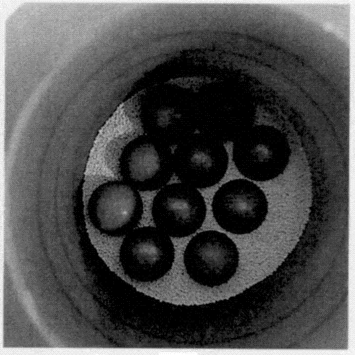 Two-dimensional thin film material coated on microsphere surfaces and simple method for stripping two-dimensional thin film material