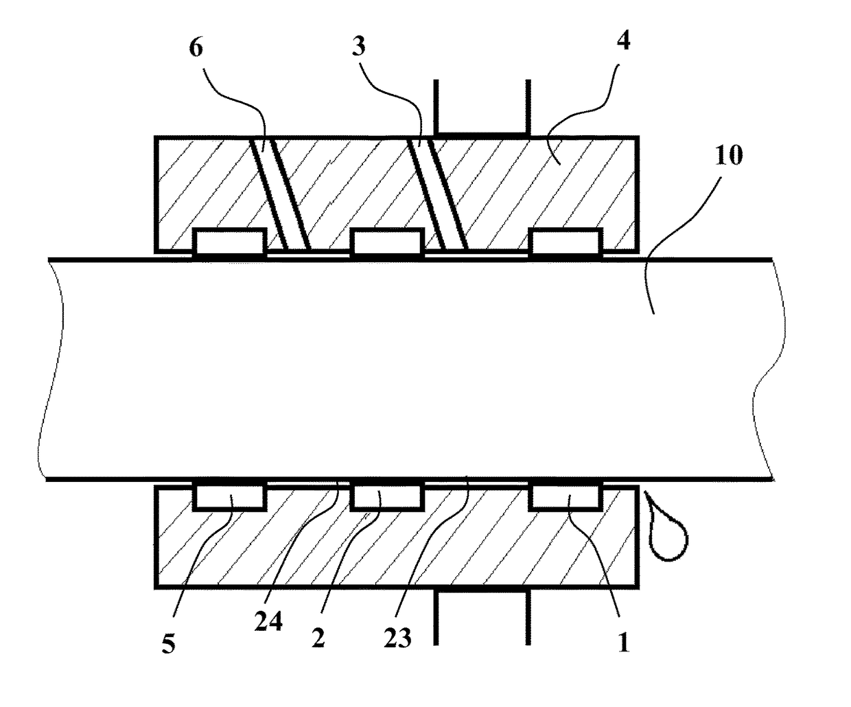 A method of feeding a sealing medium into a liquor filter and a liquor filter