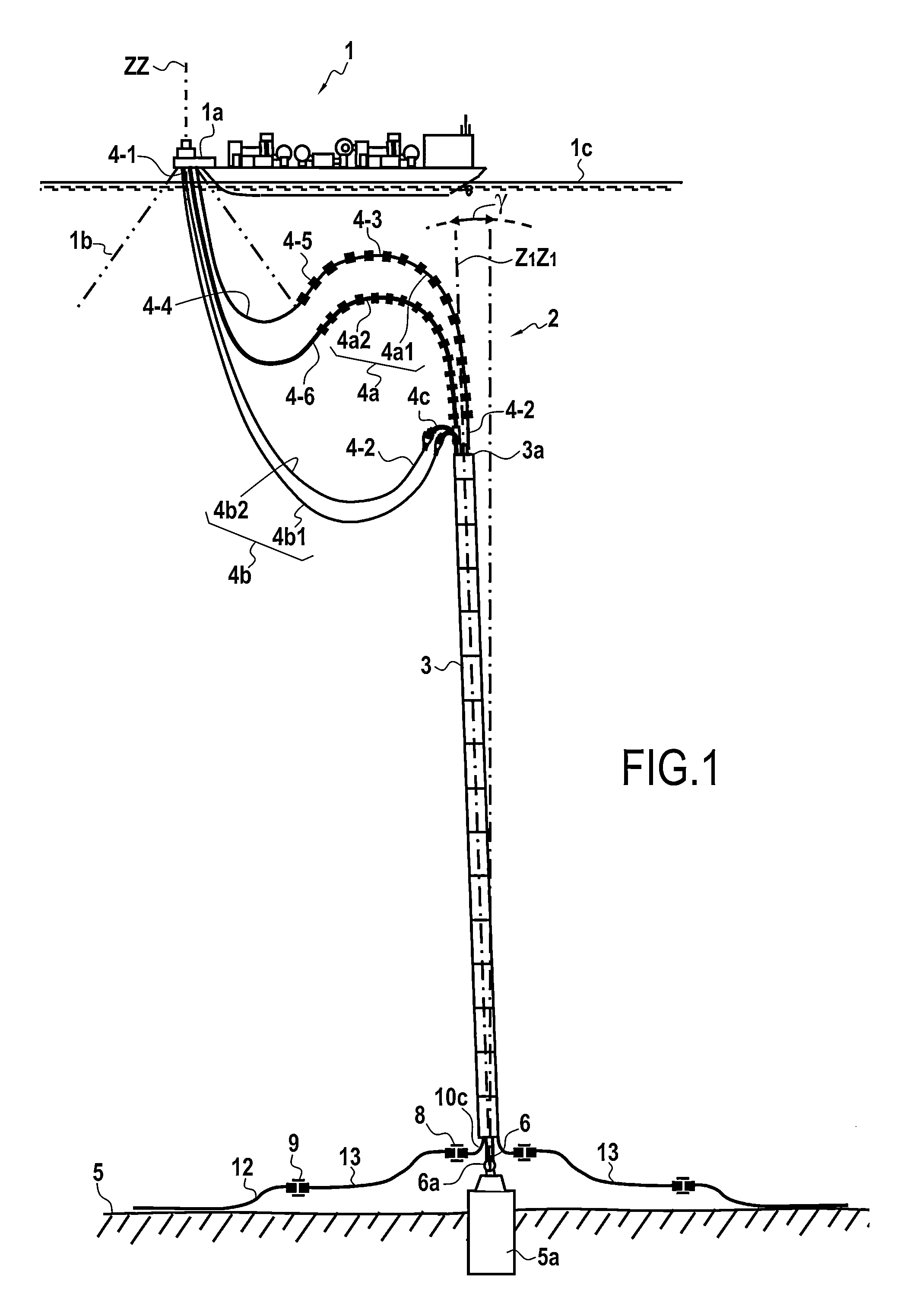 Installation comprising seabed-to-surface connections of the multi-riser hybrid tower type, including positive-buoyancy flexible pipes