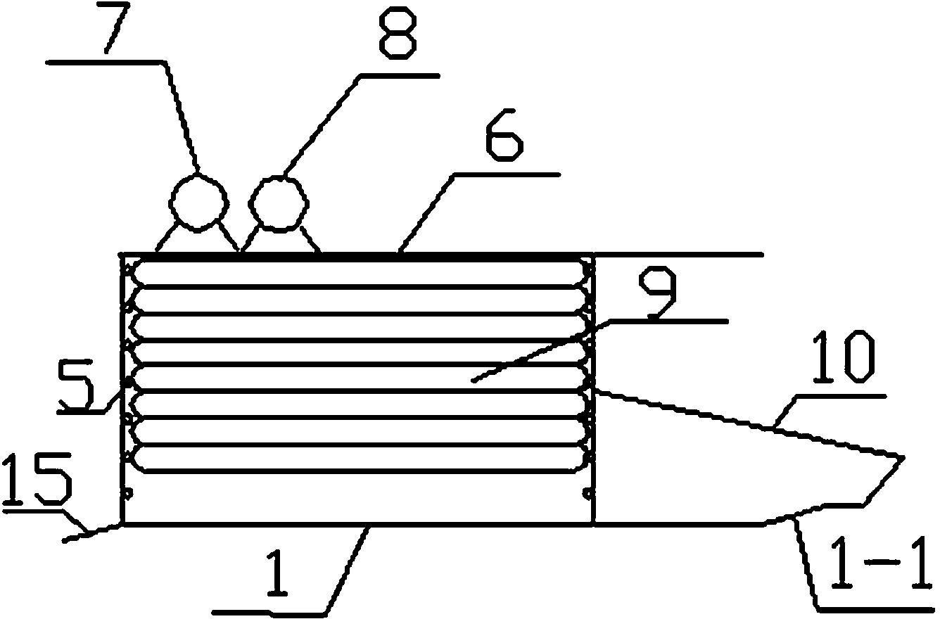 Self-slippage energy-storage sluicing device and sluicing method thereof