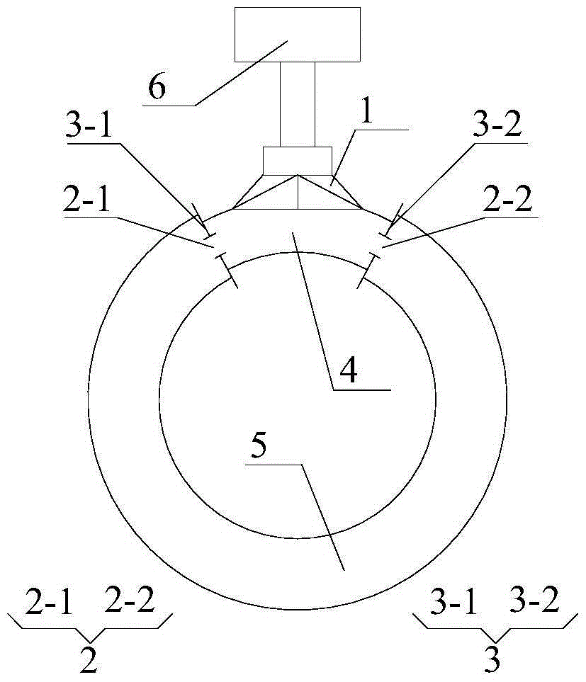 A device for migrating suspended particles in an annular sound field and a method for the device