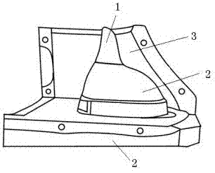 Water closet vertical-pouring molding structure capable of simplifying production process