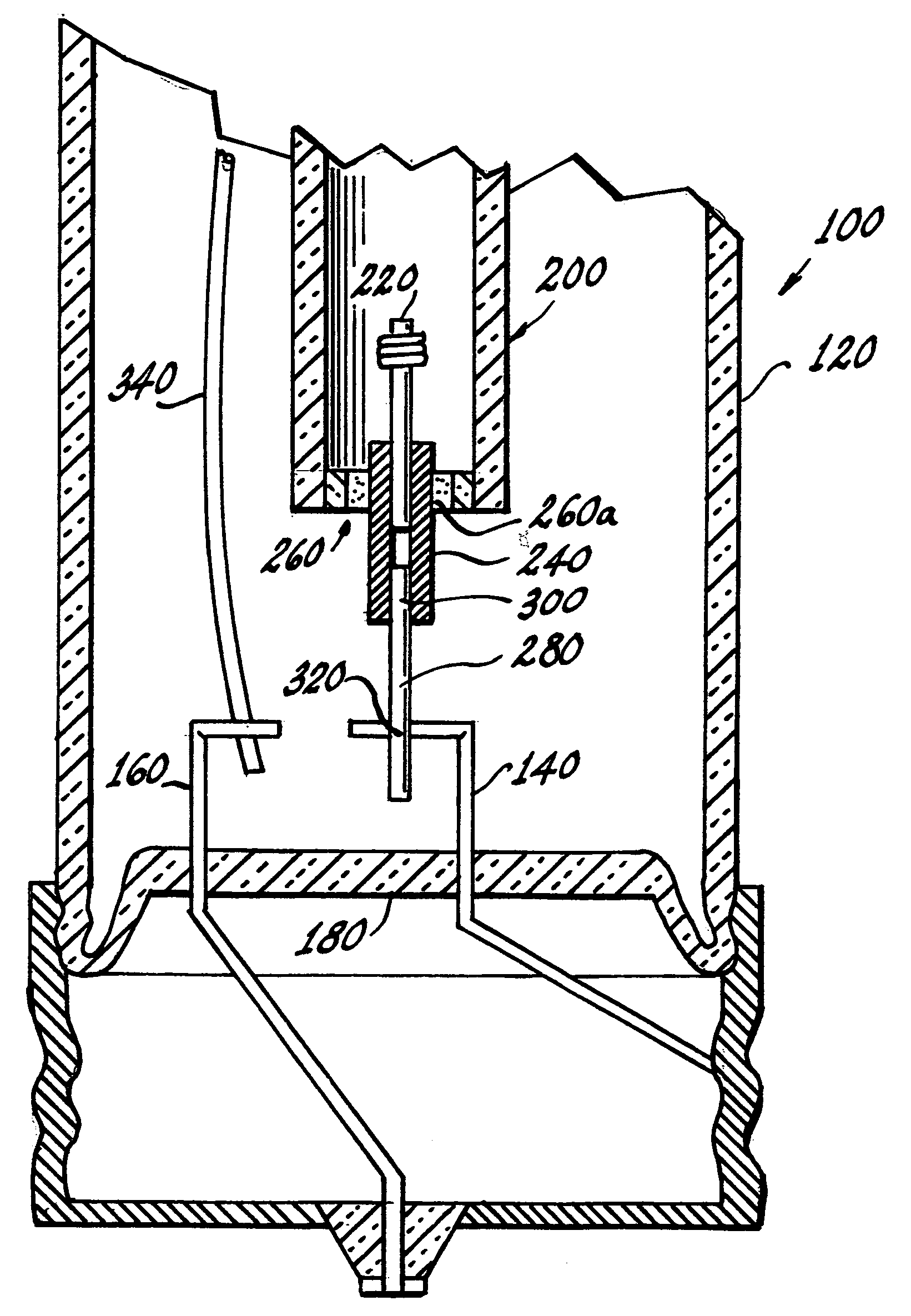 Discharge lamp exhibiting reduced thermal stress and method of making such a lamp