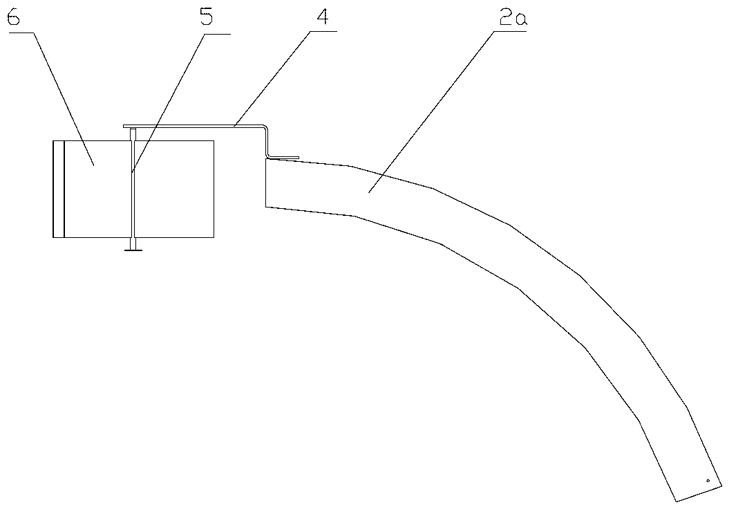 Improved straw outlet device of machine capable of crushing straw, applying fertilizer, performing sowing and covering straw