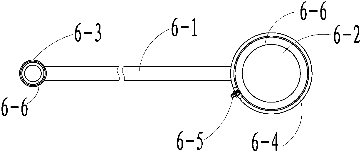 Cleaning device for corn harvester and corn harvester including the device