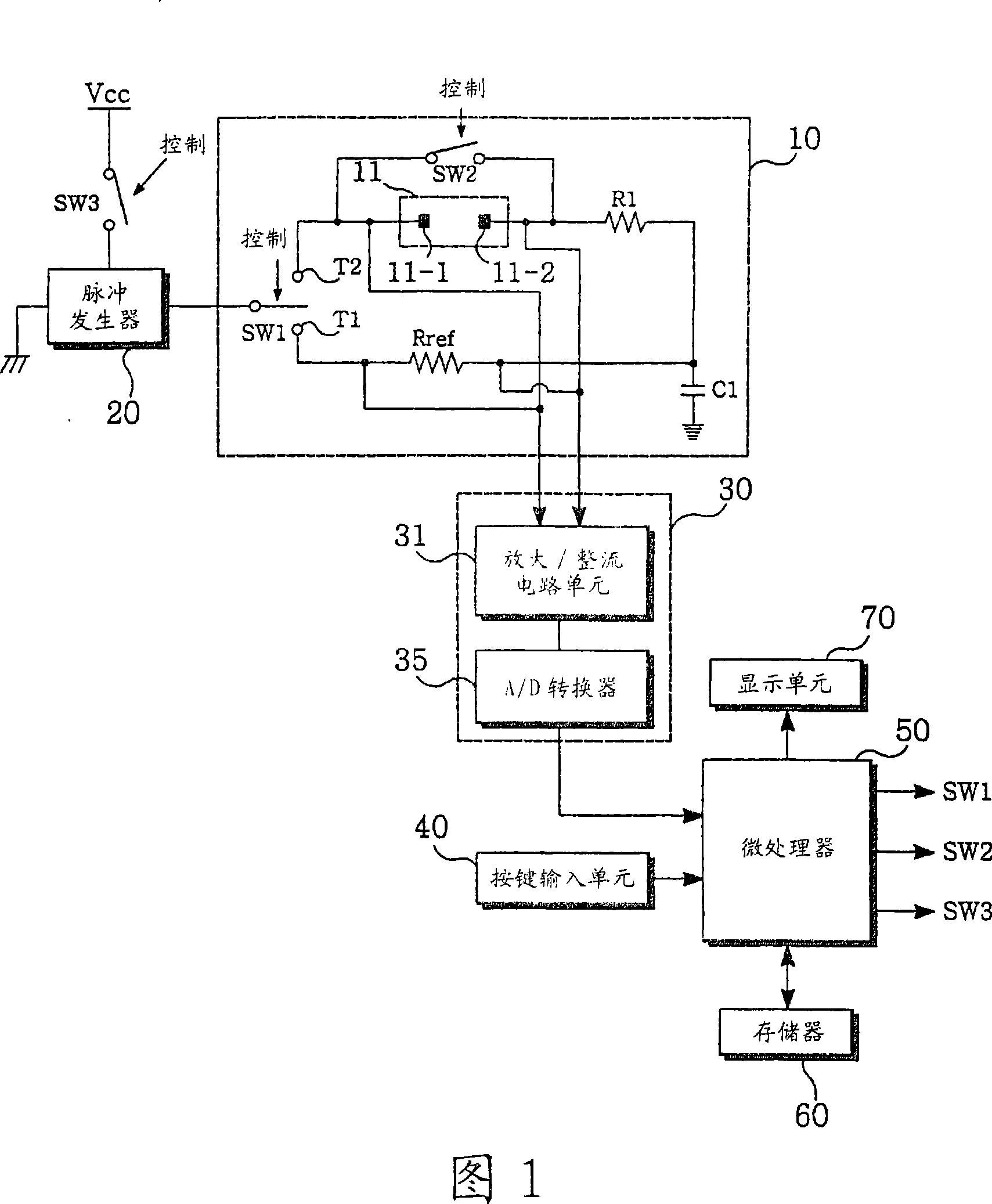 Salinity sensor using ionic conductance ratio, salinity measuring system and method