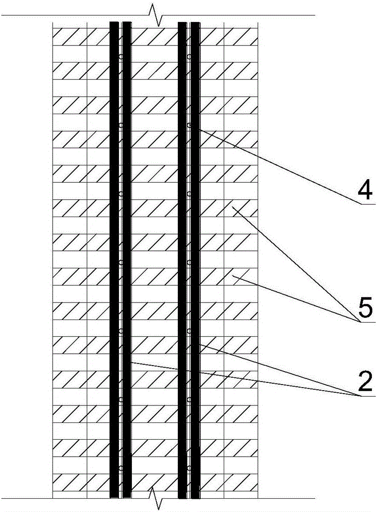 External wall subsidence post-cast strip closing method and external wall subsidence post-cast strip closing device